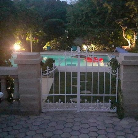 Le Jardin De Mae Apartment Бук-Бел-Ер Екстериор снимка
