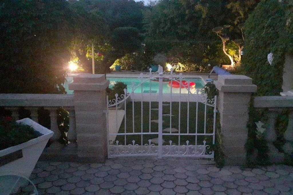 Le Jardin De Mae Apartment Бук-Бел-Ер Екстериор снимка
